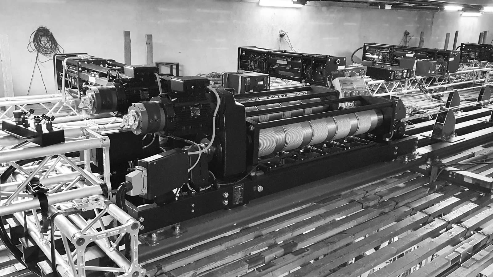 Fotogramma del video fiera: un argano montato in officina
