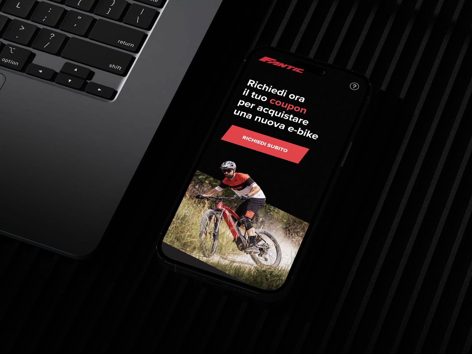 L’applicazione dei coupon Fantic aperta sul telefono accanto a un portatile