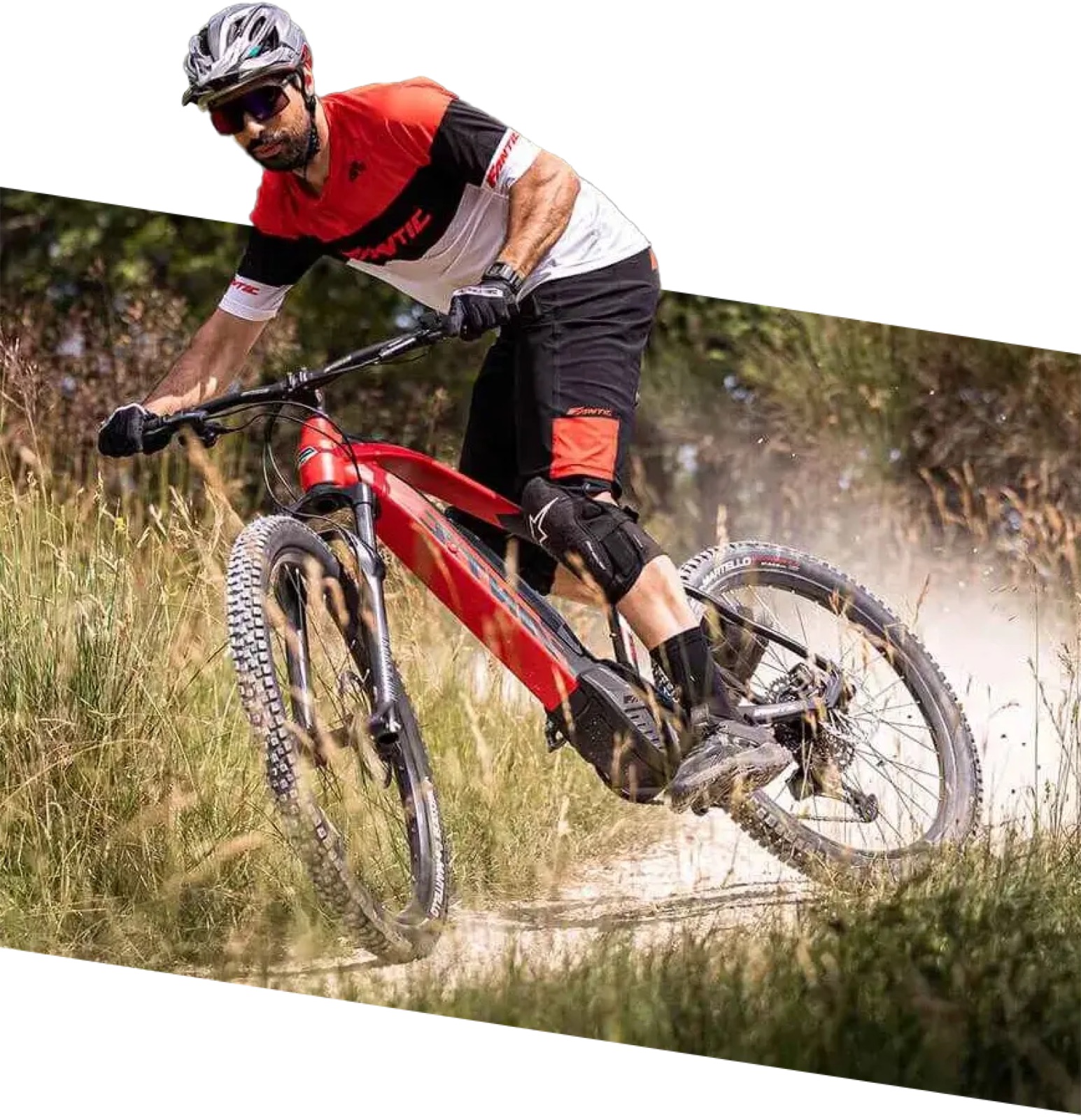Una e-bike Fantic in azione su un sentiero di campagna