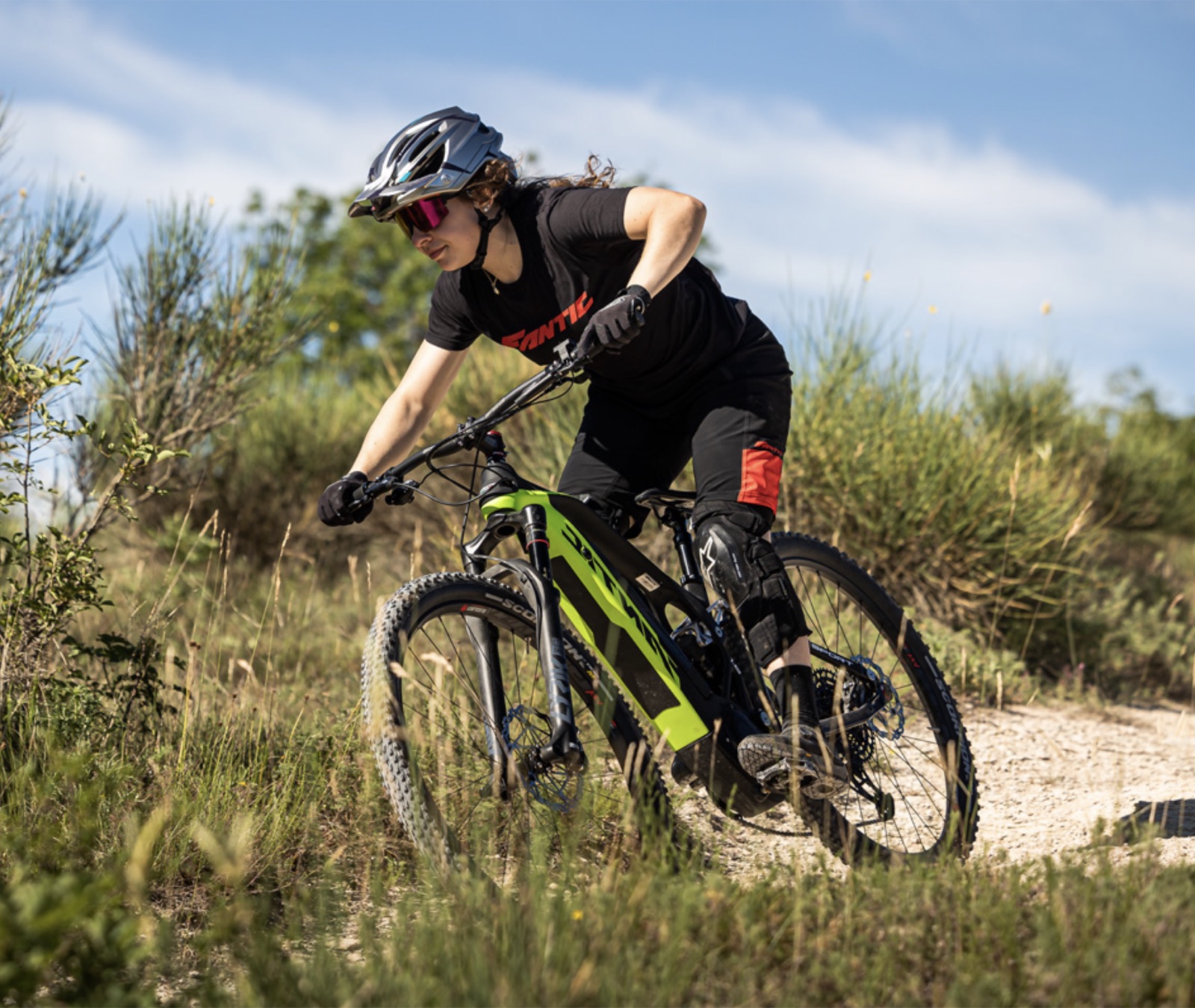 Una e-bike Fantic su un tratto sterrato