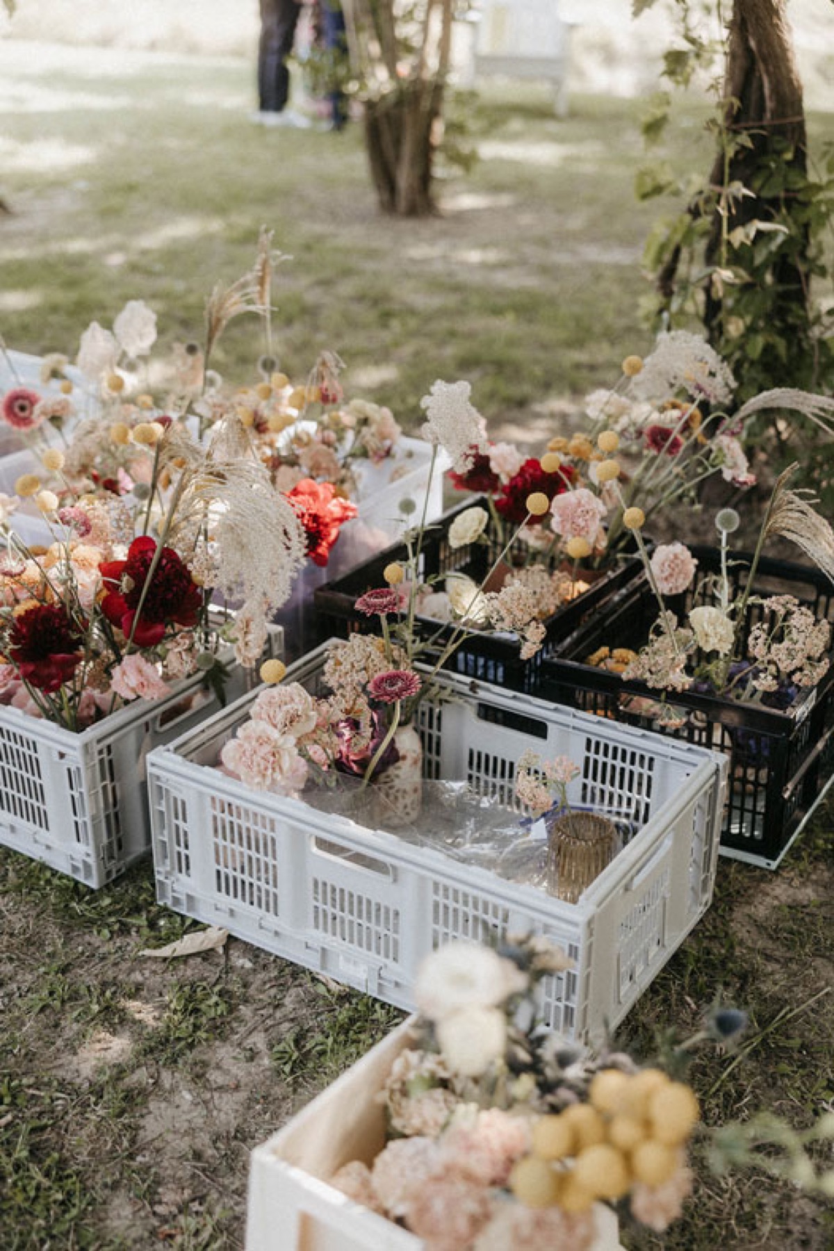 Cassette di fiori pronte prima di un allestimento di matrimonio
