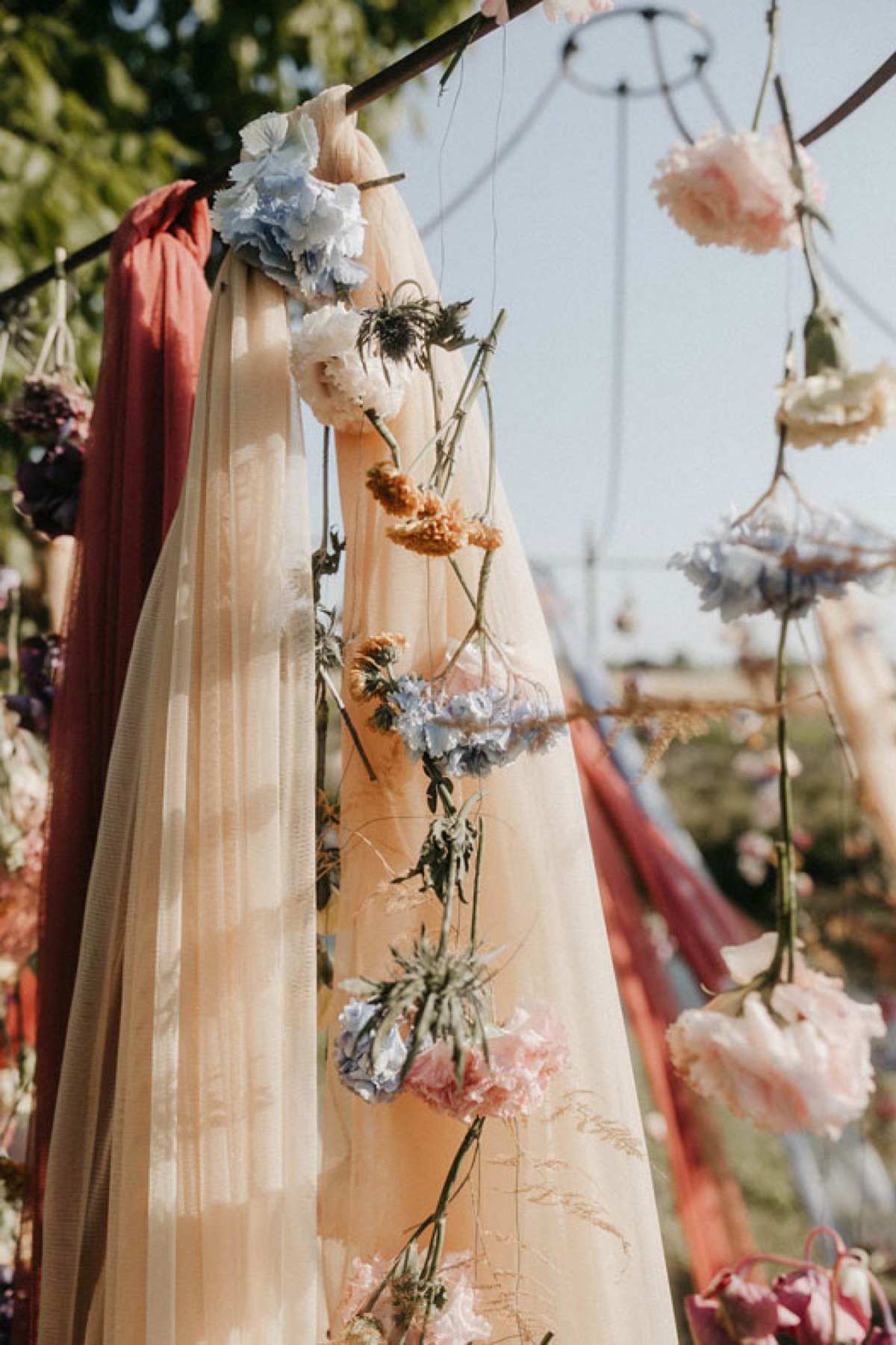 Drappeggi e fiori appesi all’ingresso di un matrimonio