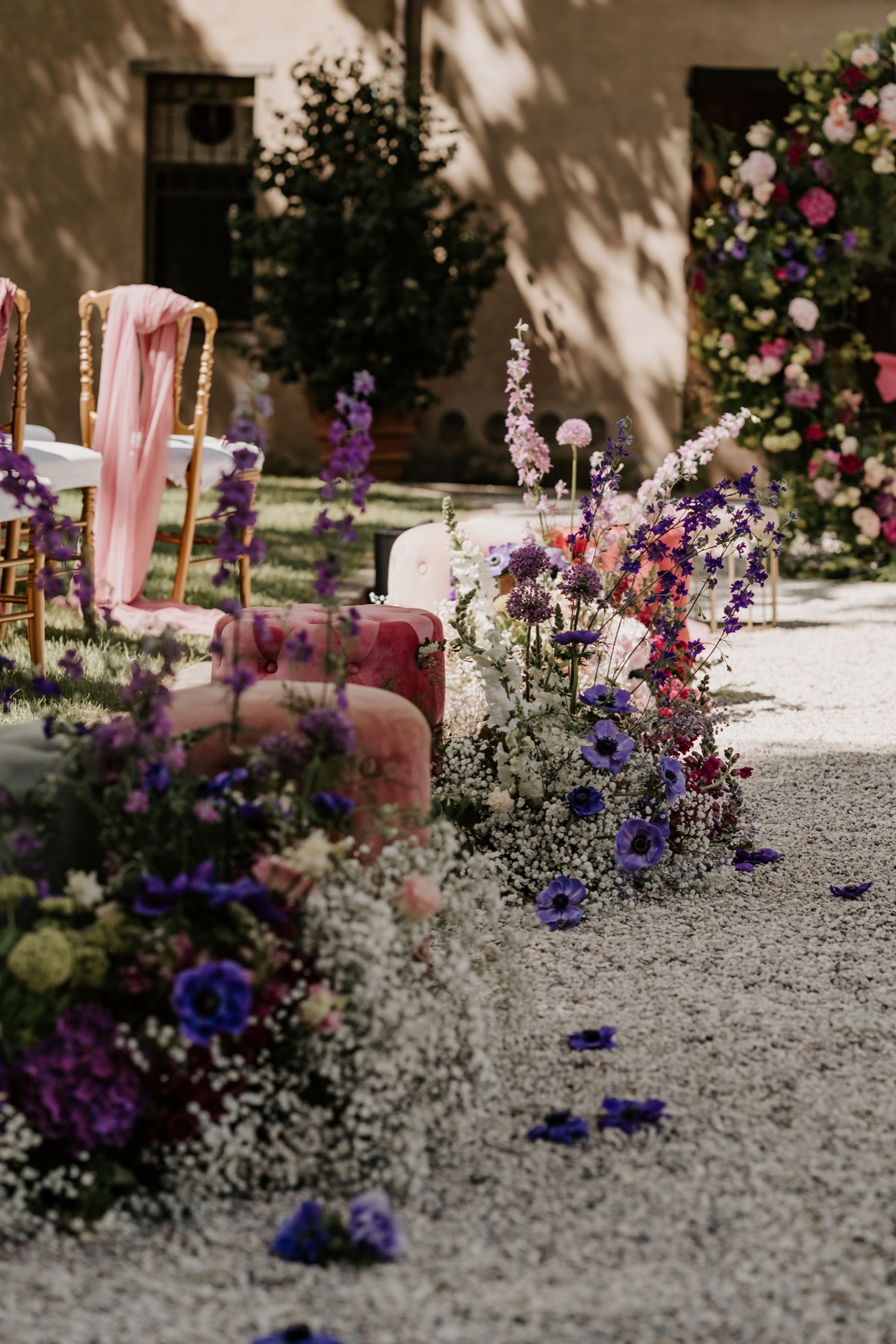 Ingresso di una villa allestito con fiori bianchi, rosa e viola