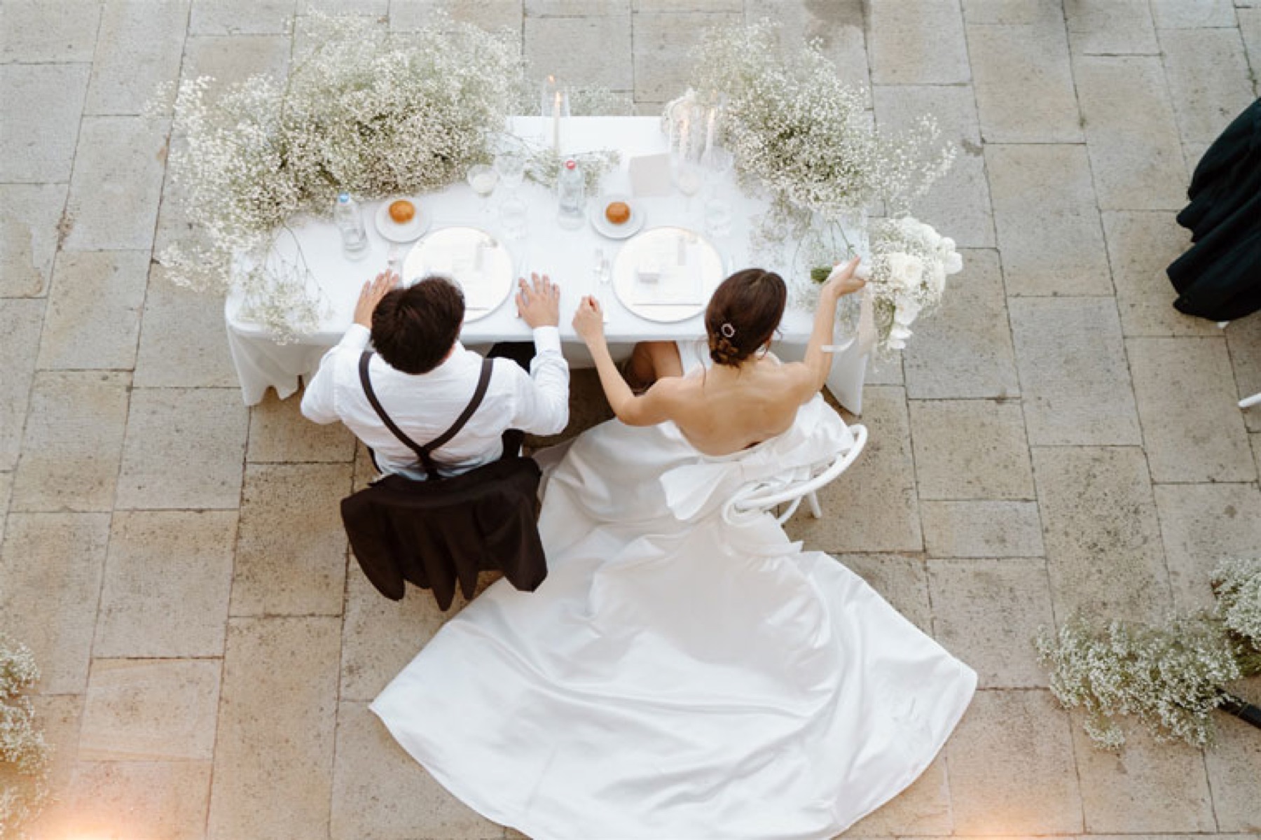 Gli sposi visti dall’alto su un tappeto di gypsophila