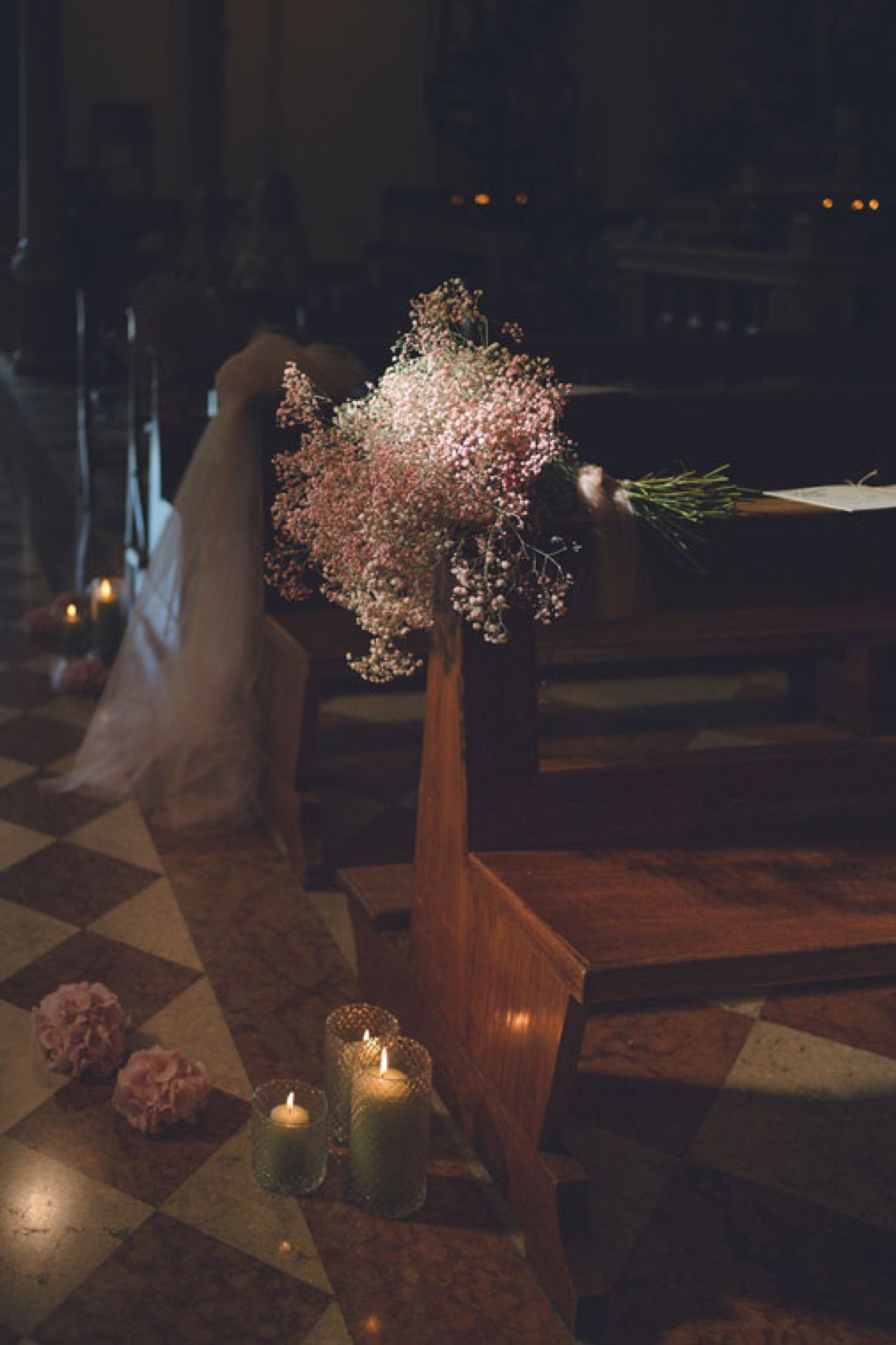 Composizione di fiori secchi in una chiesa