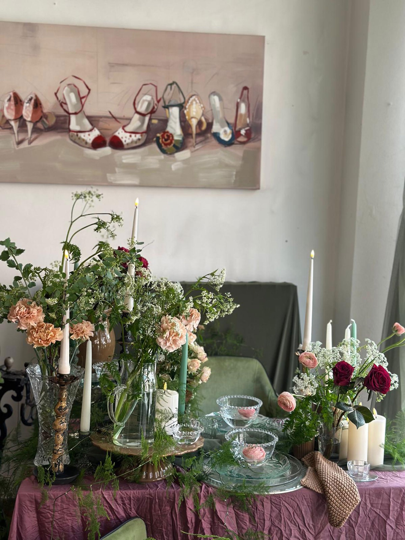 Allestimento floreale in un negozio, fra oggetti e candele