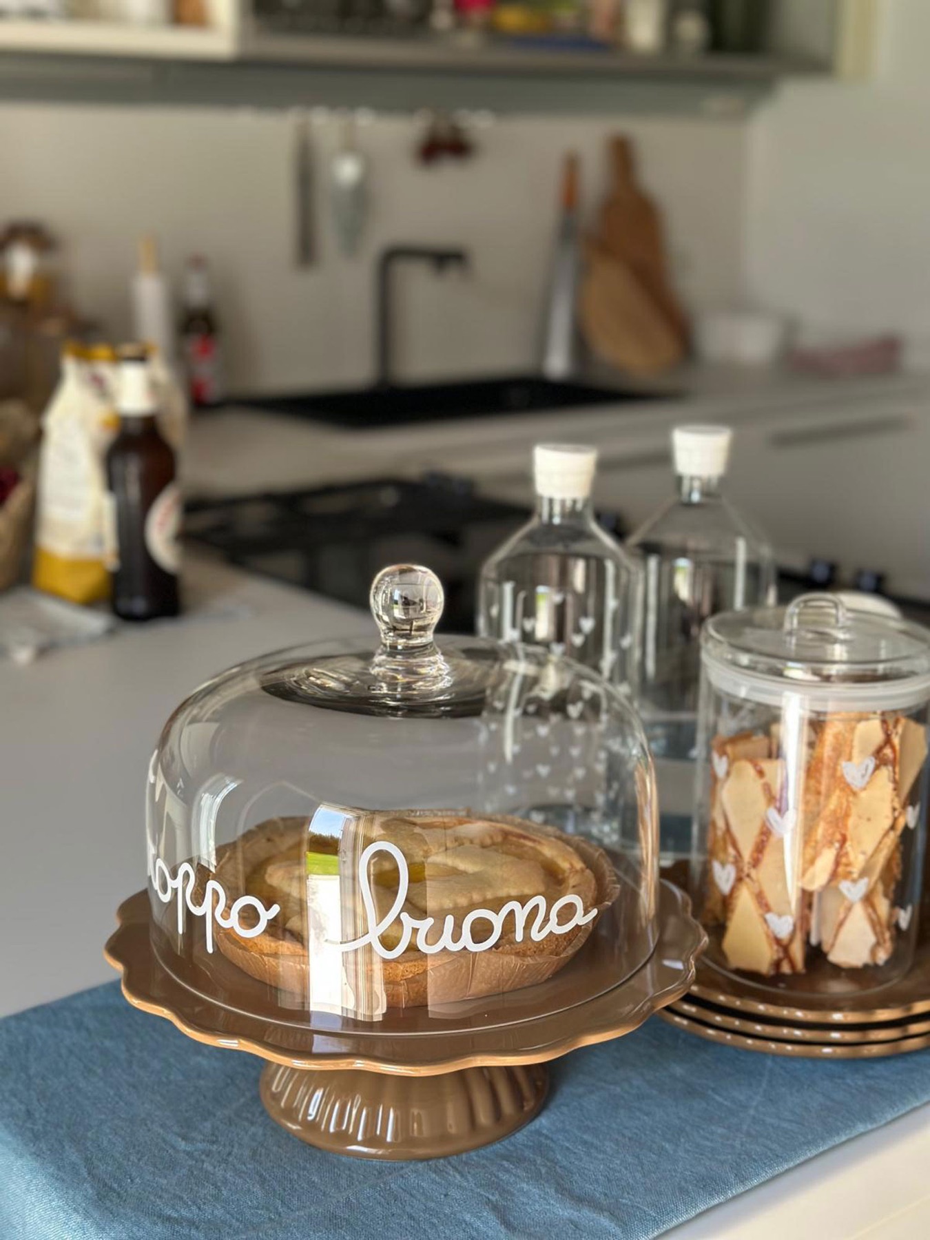 Composizione di fiori in cucina, in una casa privata