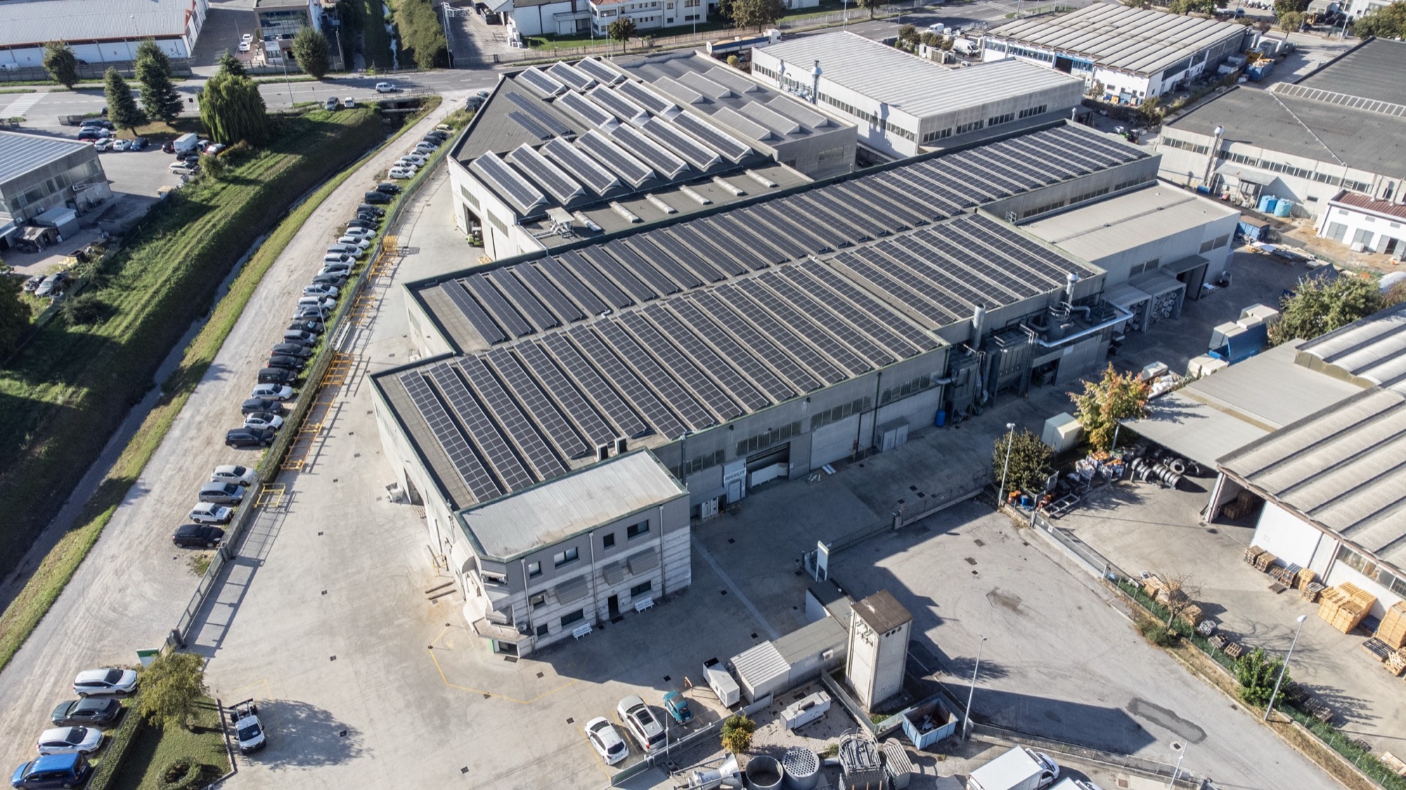 Vista aerea dello stabilimento Isokit a Conselve, con i pannelli fotovoltaici sul tetto