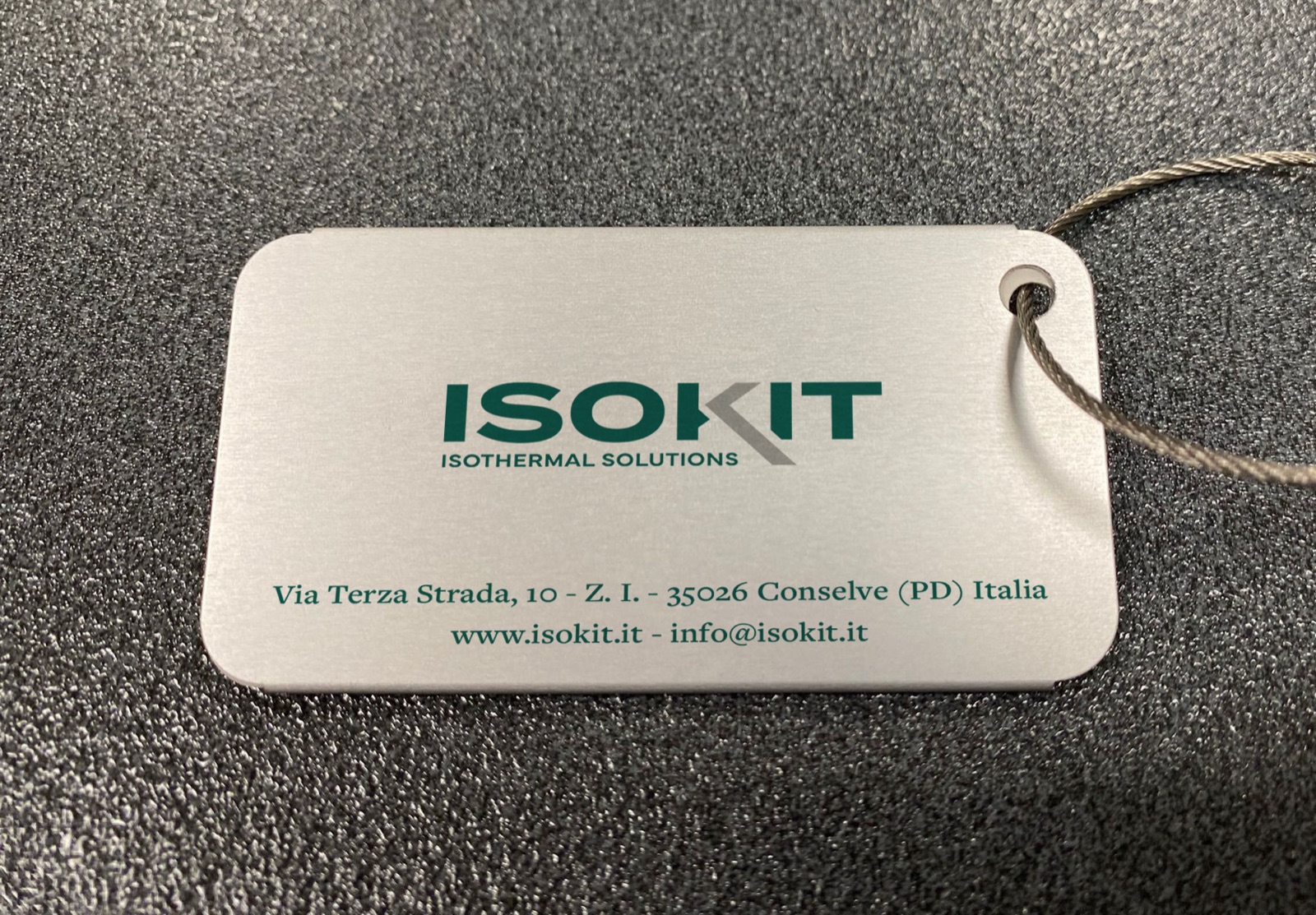 Targhetta Isokit con il marchio e l’indirizzo di Conselve