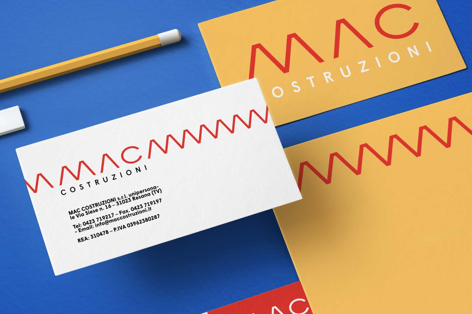 Biglietti da visita MAC Costruzioni con il pattern a zig-zag rosso, su fondi giallo e blu