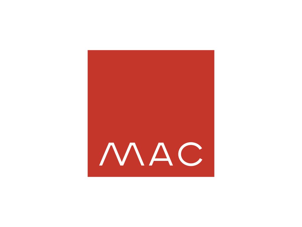 Il marchio MAC in bianco su un quadrato rosso