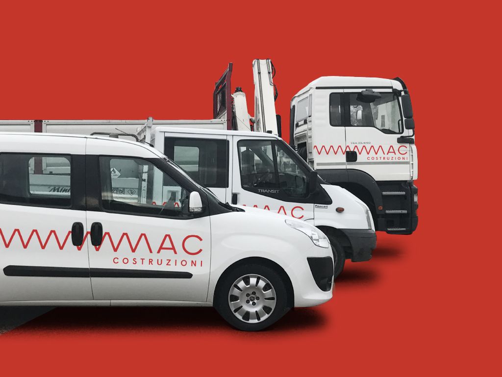 Furgone e camion con la livrea MAC su fondo rosso