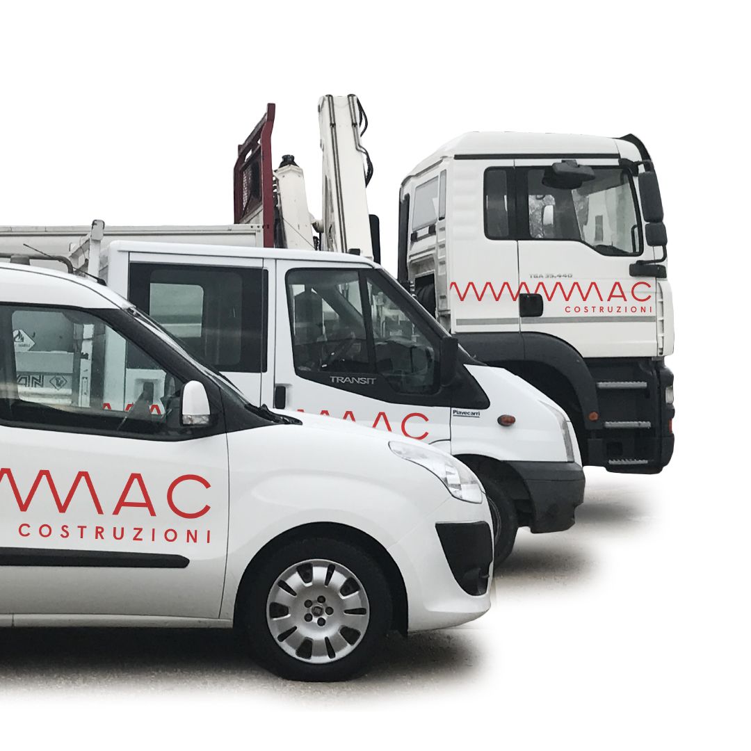 Furgone e camion con la livrea MAC Costruzioni, scontornati su bianco