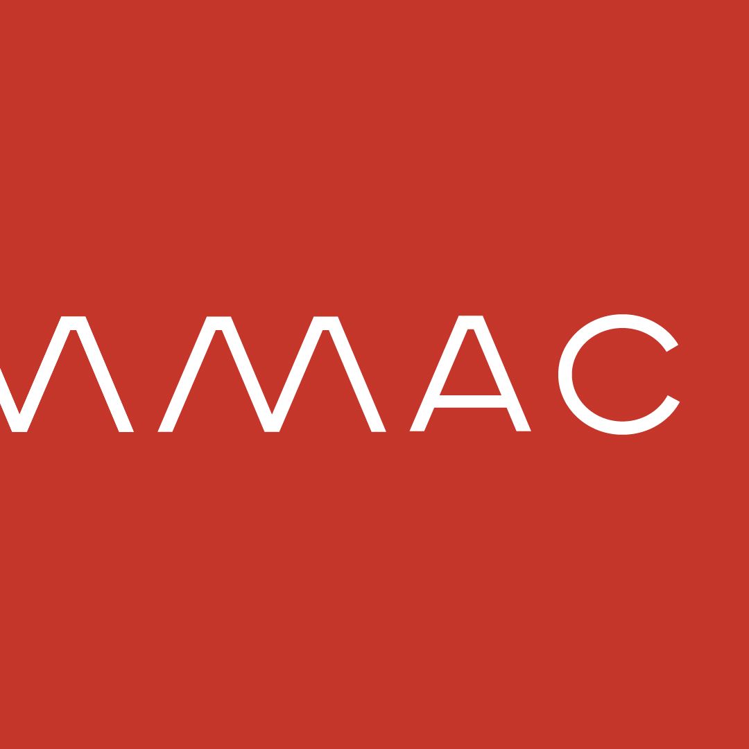 La linea spezzata che disegna M e A si ripete a zig-zag prima del nome MAC, in bianco sul rosso