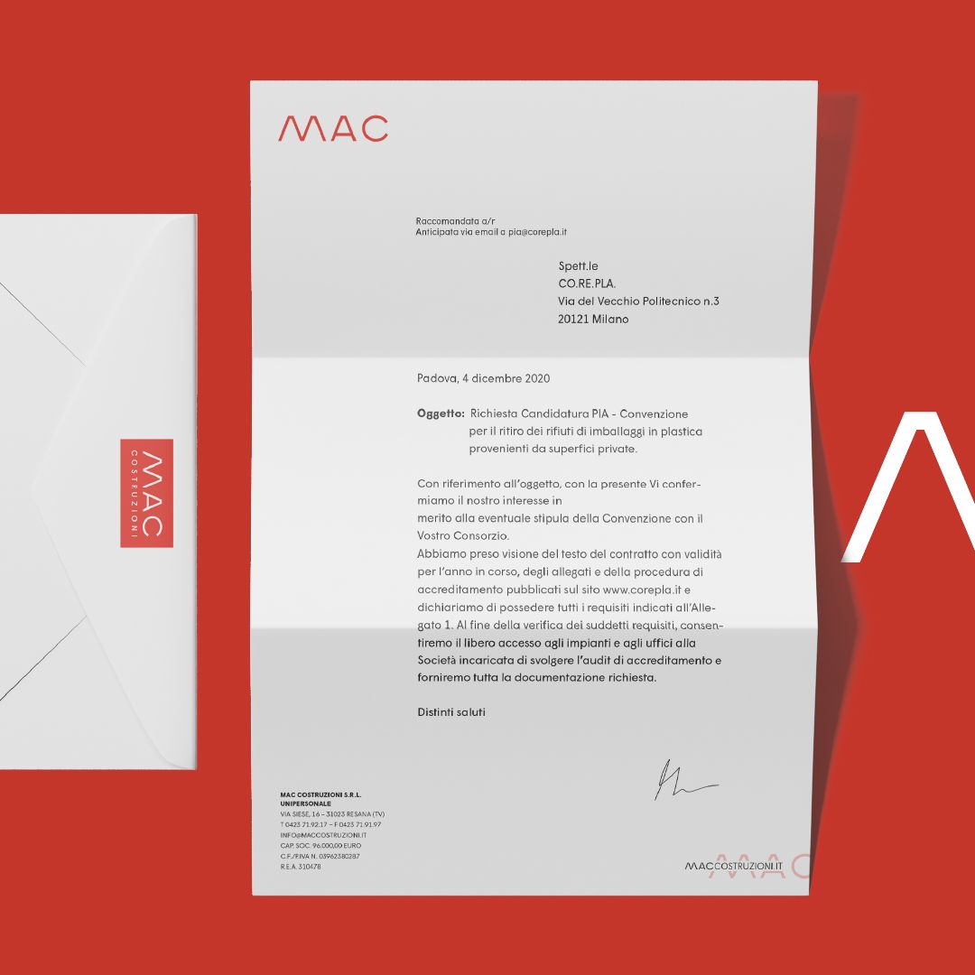 Carta intestata e busta MAC Costruzioni su fondo rosso