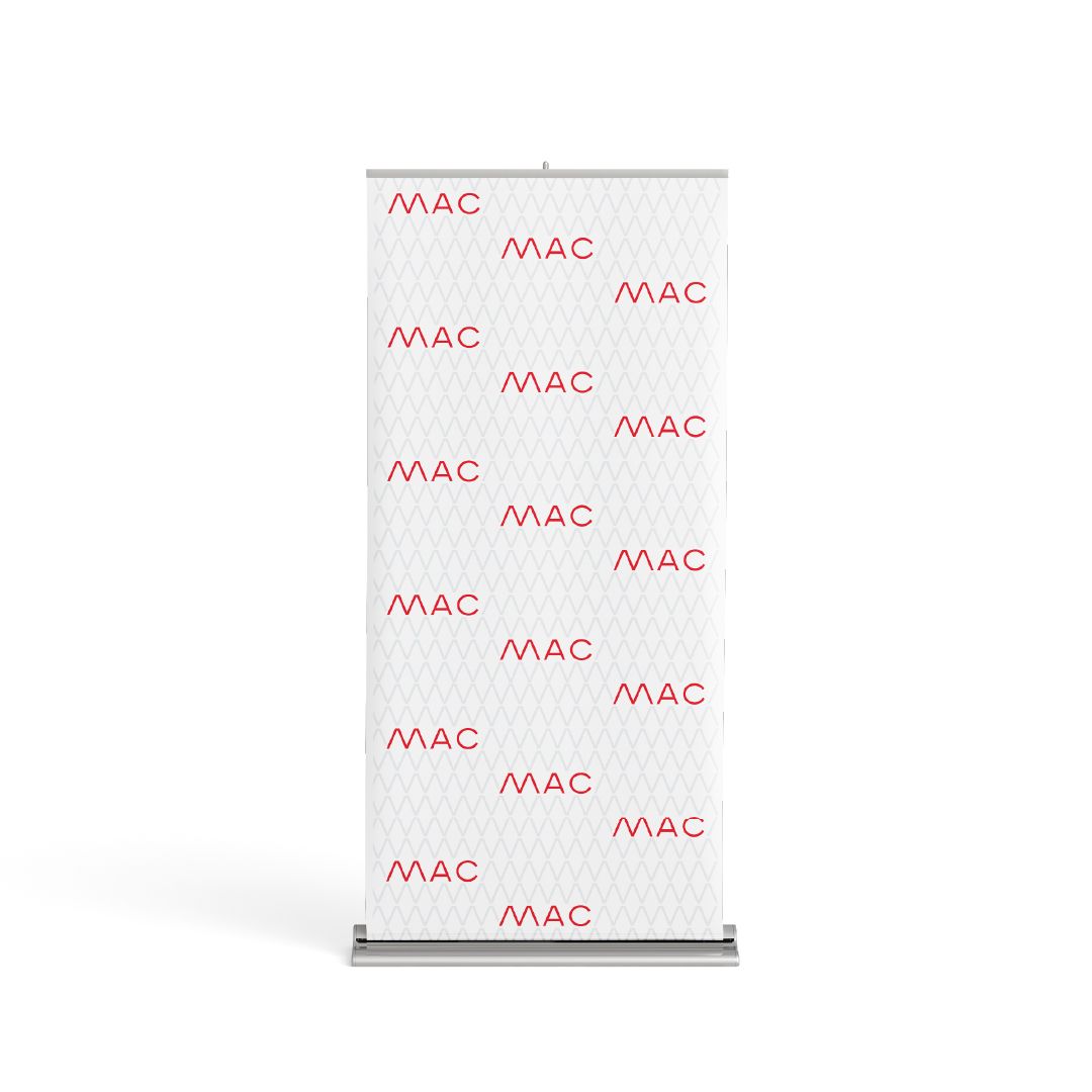Roll-up con il nome MAC ripetuto in rosso su fondo bianco