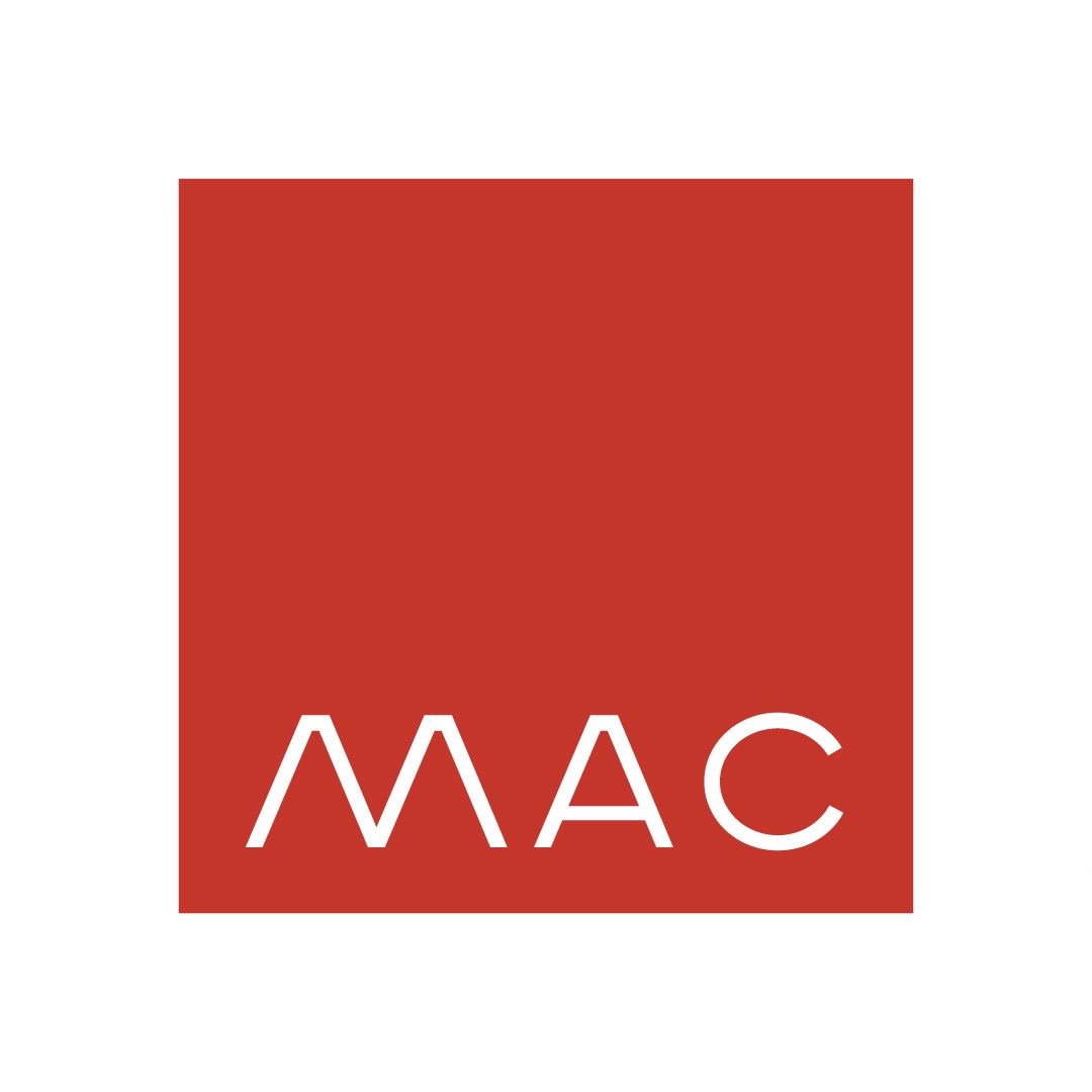 Il marchio MAC in negativo su rosso, in un quadrato centrato su fondo bianco