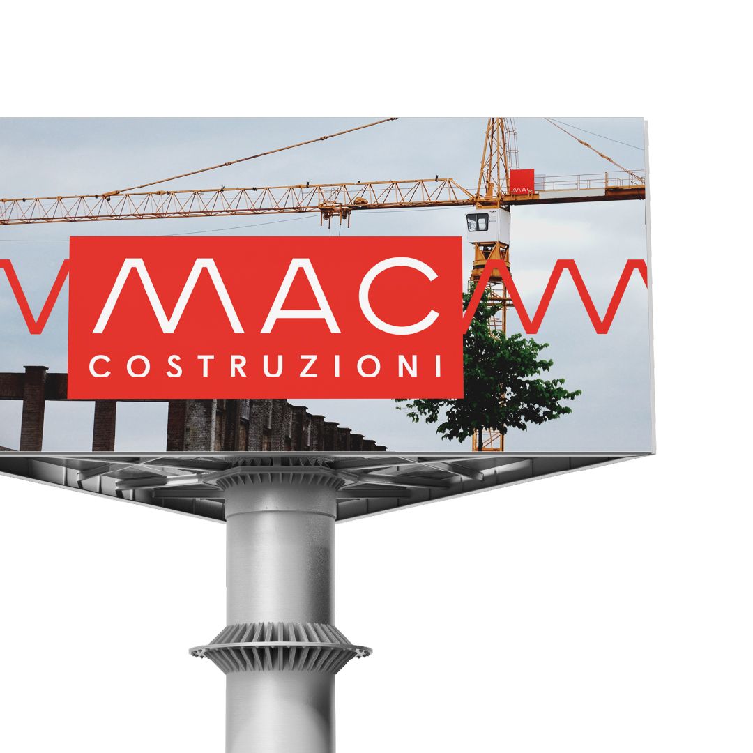 Cartellone MAC Costruzioni davanti a una gru