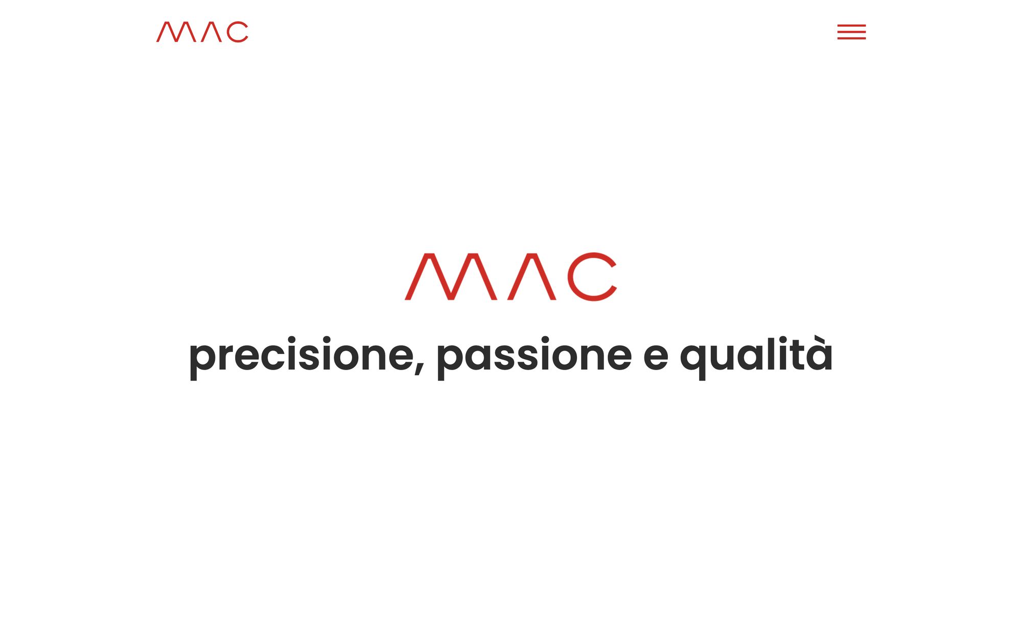 Schermata desktop della landing page MAC Costruzioni: il marchio rosso e il claim su fondo bianco