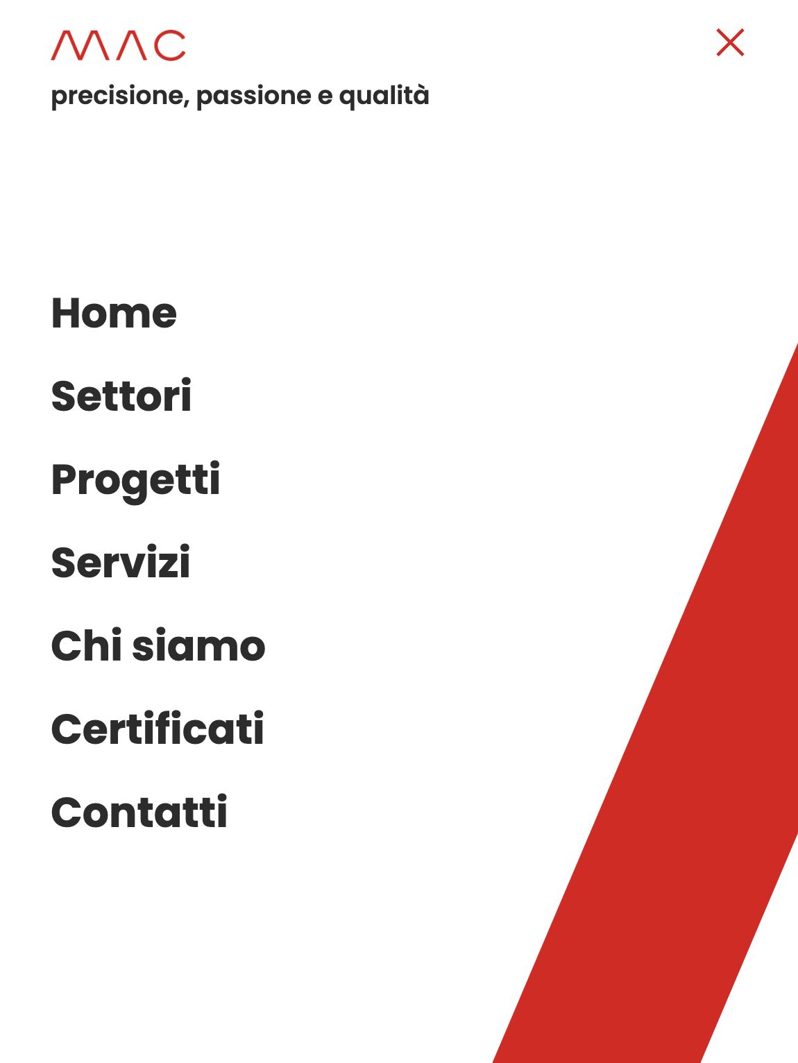Schermata da smartphone della landing page MAC Costruzioni: il menu con la diagonale rossa