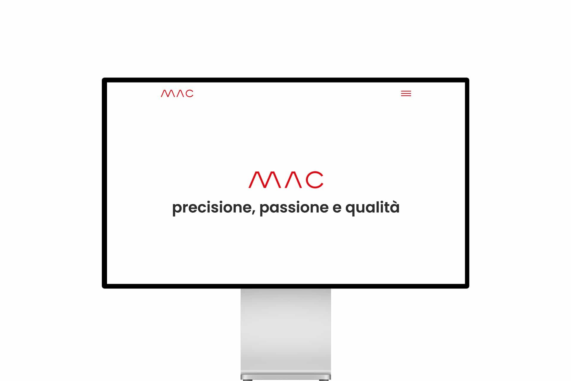 La landing page di MAC Costruzioni su monitor, con il marchio e il claim