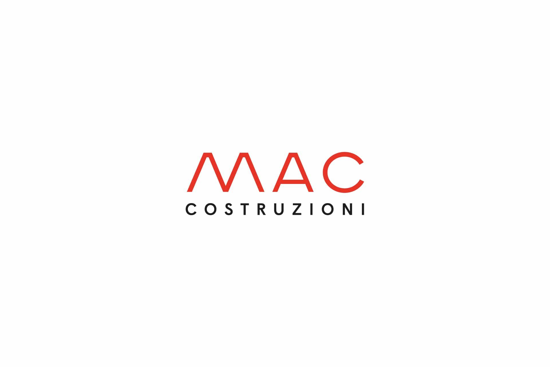 Il marchio MAC Costruzioni in rosso su bianco, disegnato da Opificio Lamantini Anonimi