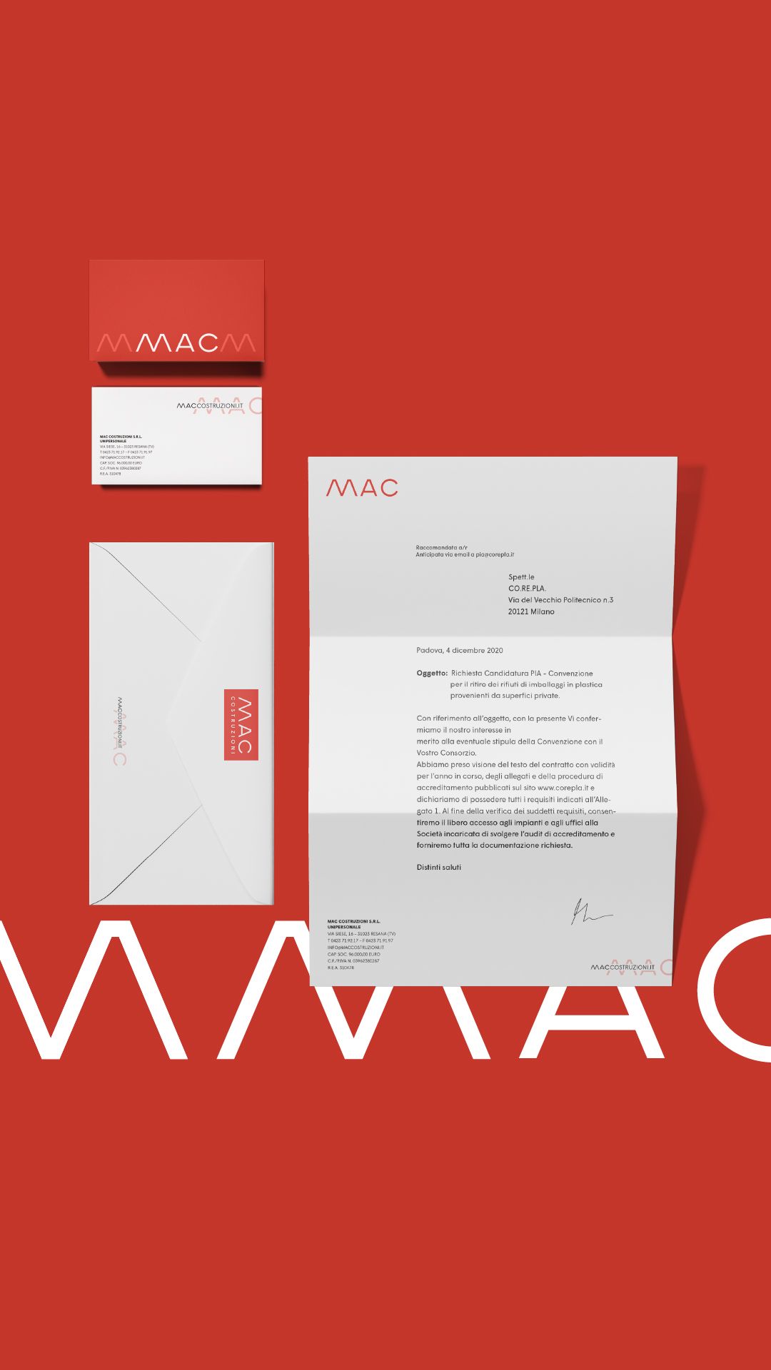 Storia verticale: biglietti da visita e carta intestata MAC sul rosso, con il pattern a zig-zag