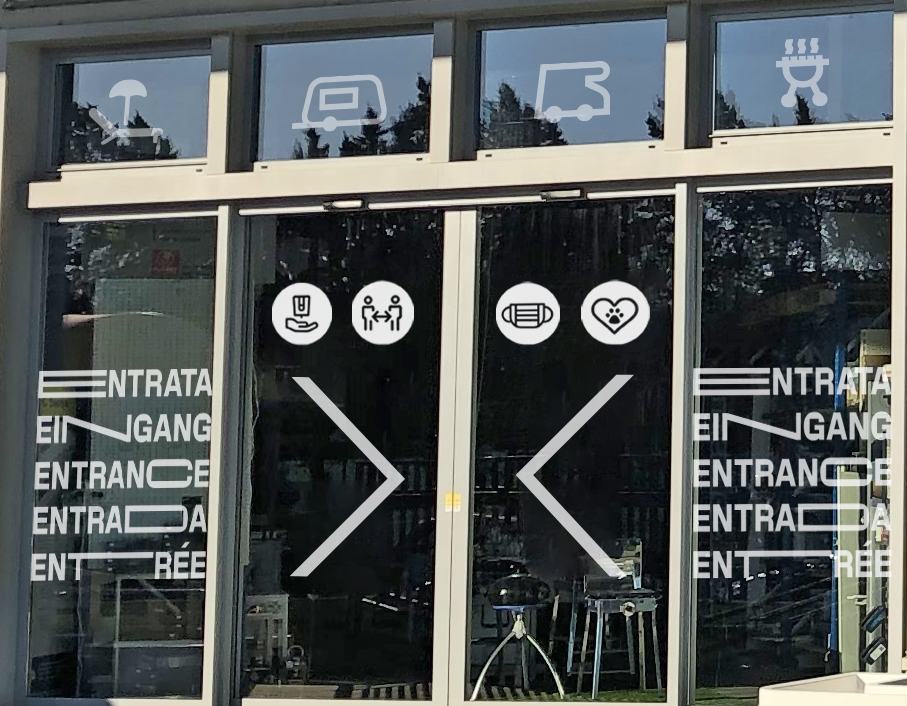 The Multistore entrance doors with the words entrata, eingang, entrance and entrée, each with a stretched letter