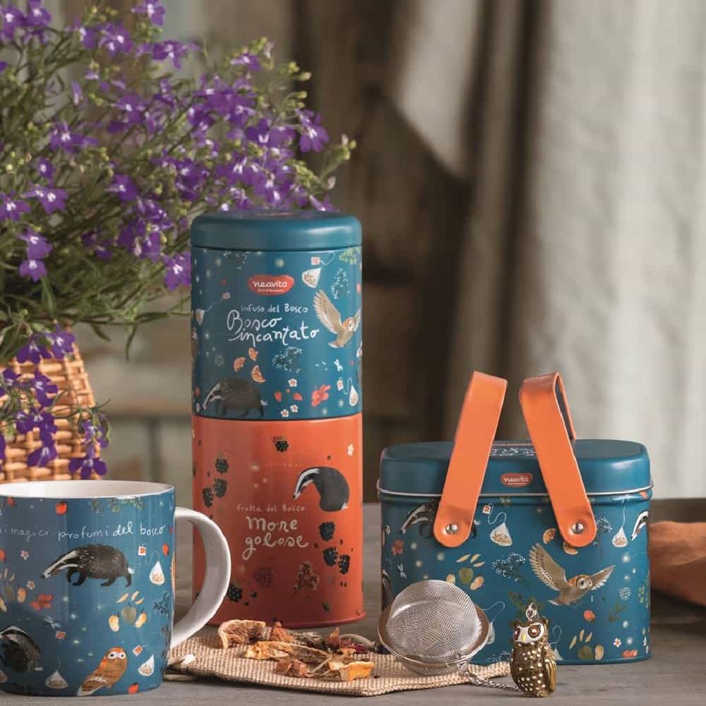 The blue and orange variant of Infusi del bosco: stacked jars, tin with handles and mug