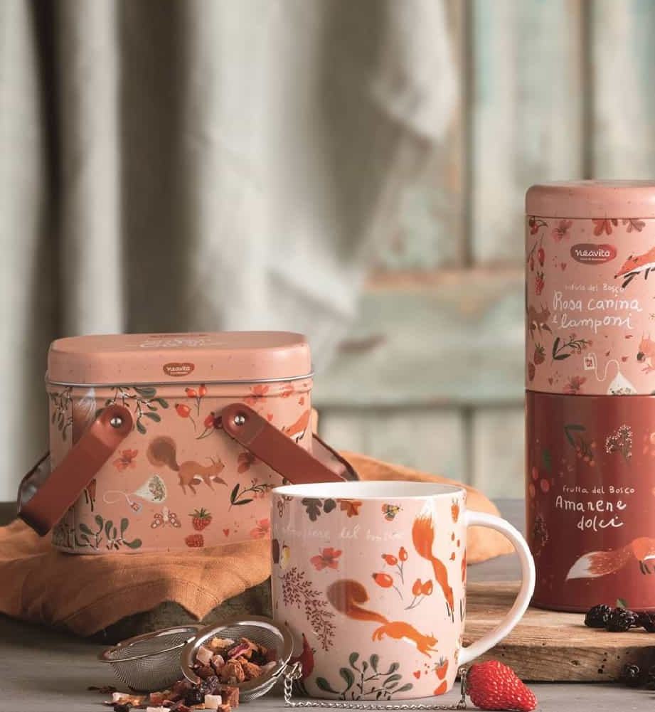 The pink variant of Infusi del bosco: tin with handles, tall jar and mug with a squirrel