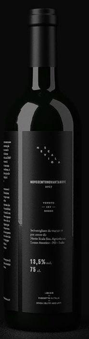 Il lato dell’etichetta Novecentonovantanove, con il logo a scala e i dati del vino