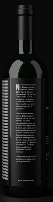 La controetichetta del Novecentonovantanove, con un lungo testo sul vino