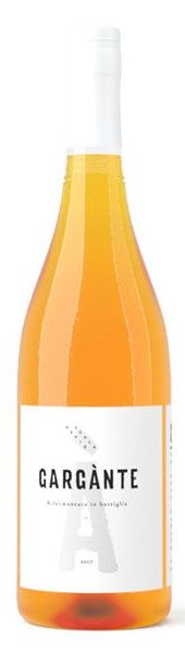Bottiglia di Gargànte: vino arancio, etichetta bianca con una grande lettera in trasparenza