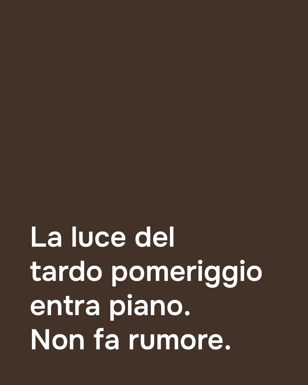 Post Instagram Ottomura: la luce del tardo pomeriggio entra piano, non fa rumore