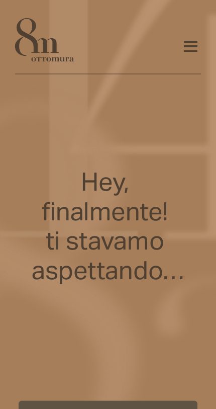 Sito Ottomura su smartphone: apertura con il saluto Hey, finalmente