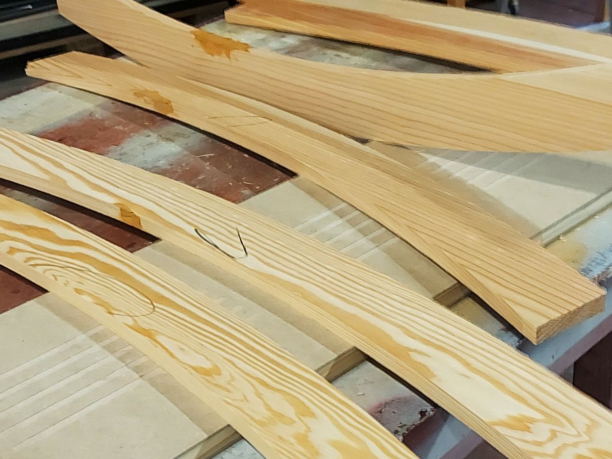 In falegnameria: listelli di legno chiaro pronti per la lavorazione