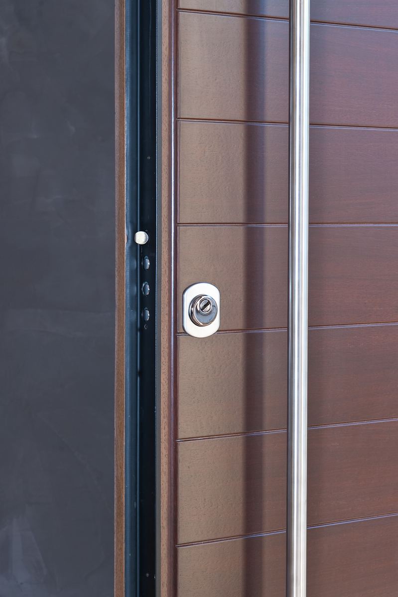 Un portoncino d’ingresso con pannellatura scura