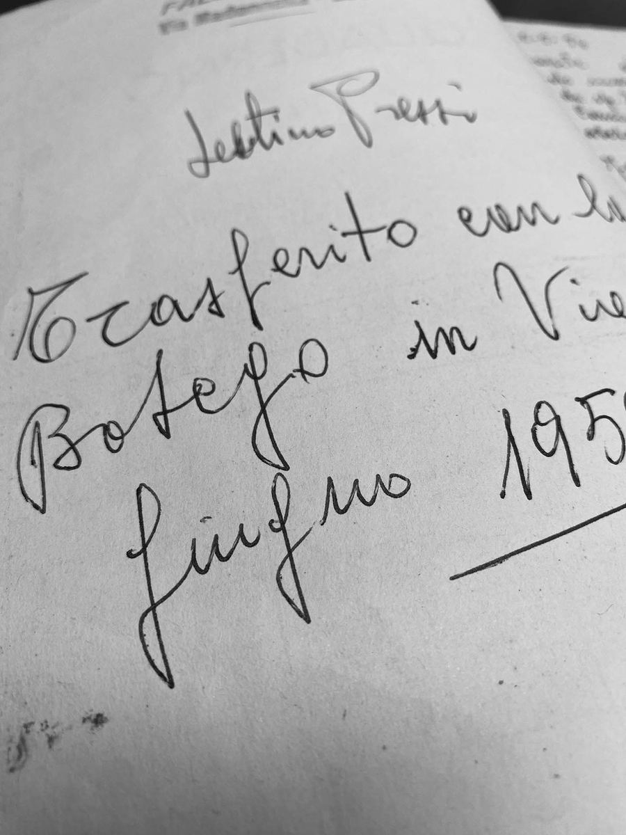 Documento d’archivio scritto a mano sul trasferimento della bottega Rossato