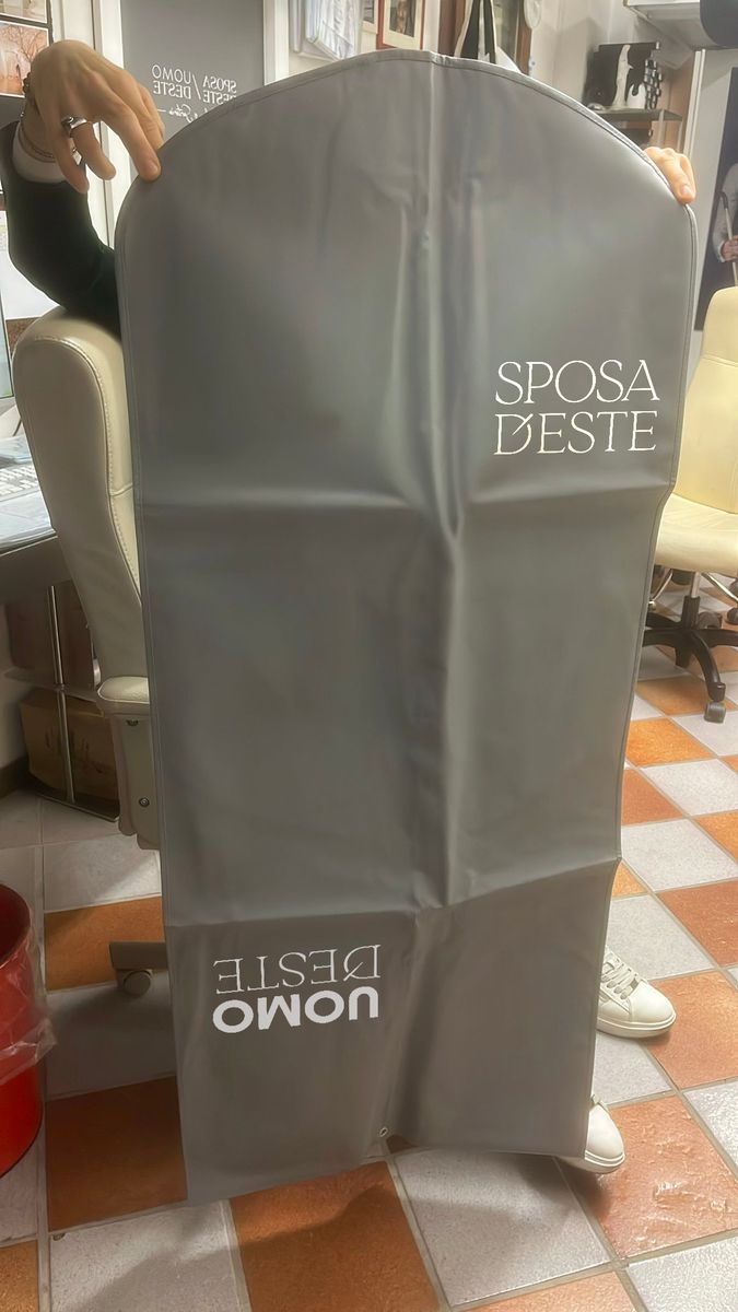 Il retro della custodia portabiti, con il marchio Uomo d’Este