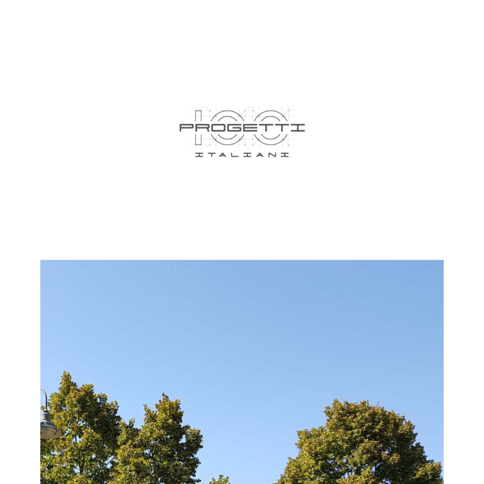 Post: il marchio 100 Progetti Italiani sopra il cielo e le chiome degli alberi