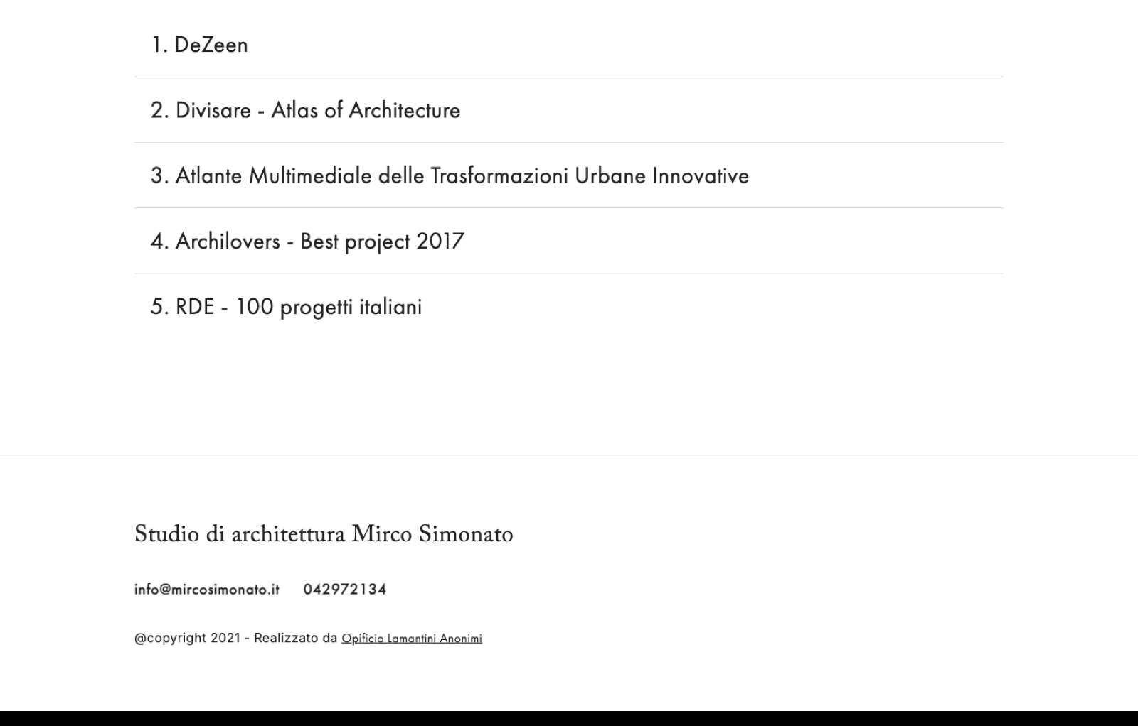 Il fondo del sito: le pubblicazioni, i contatti e la riga Realizzato da Opificio Lamantini Anonimi