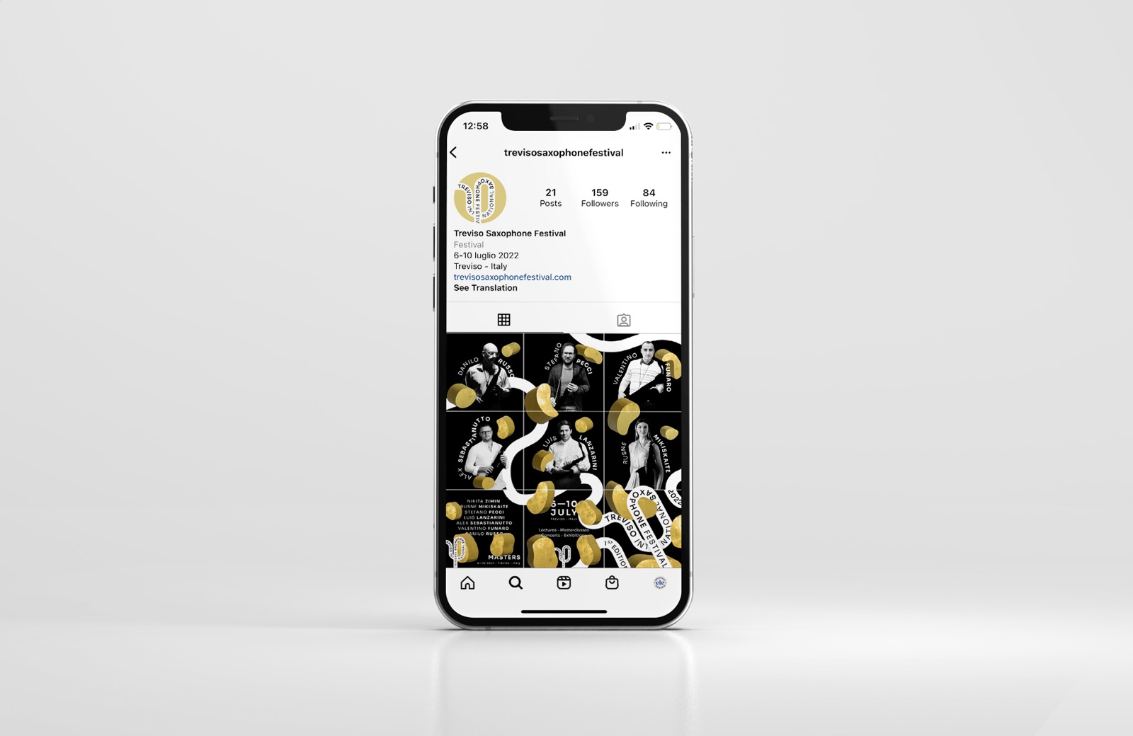 Il profilo Instagram del festival sul telefono, con la griglia di post che ricompone il visual