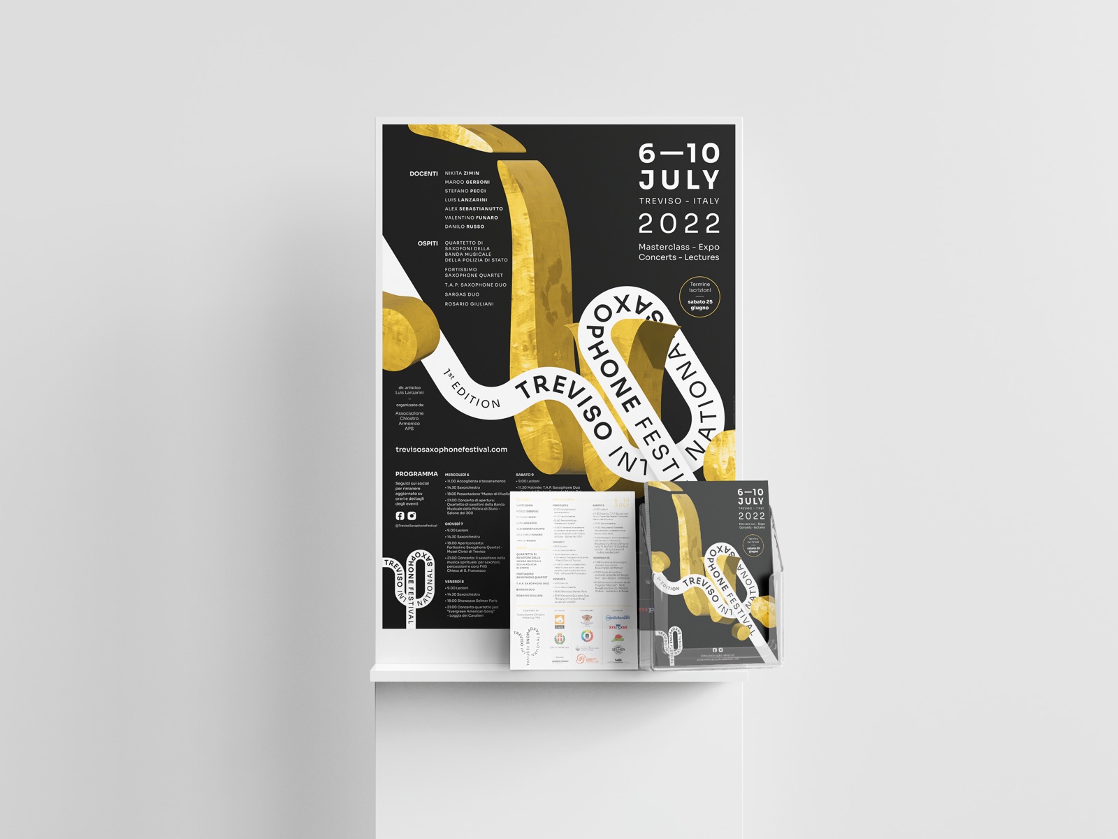 Il manifesto 2022 e il programma pieghevole su un espositore