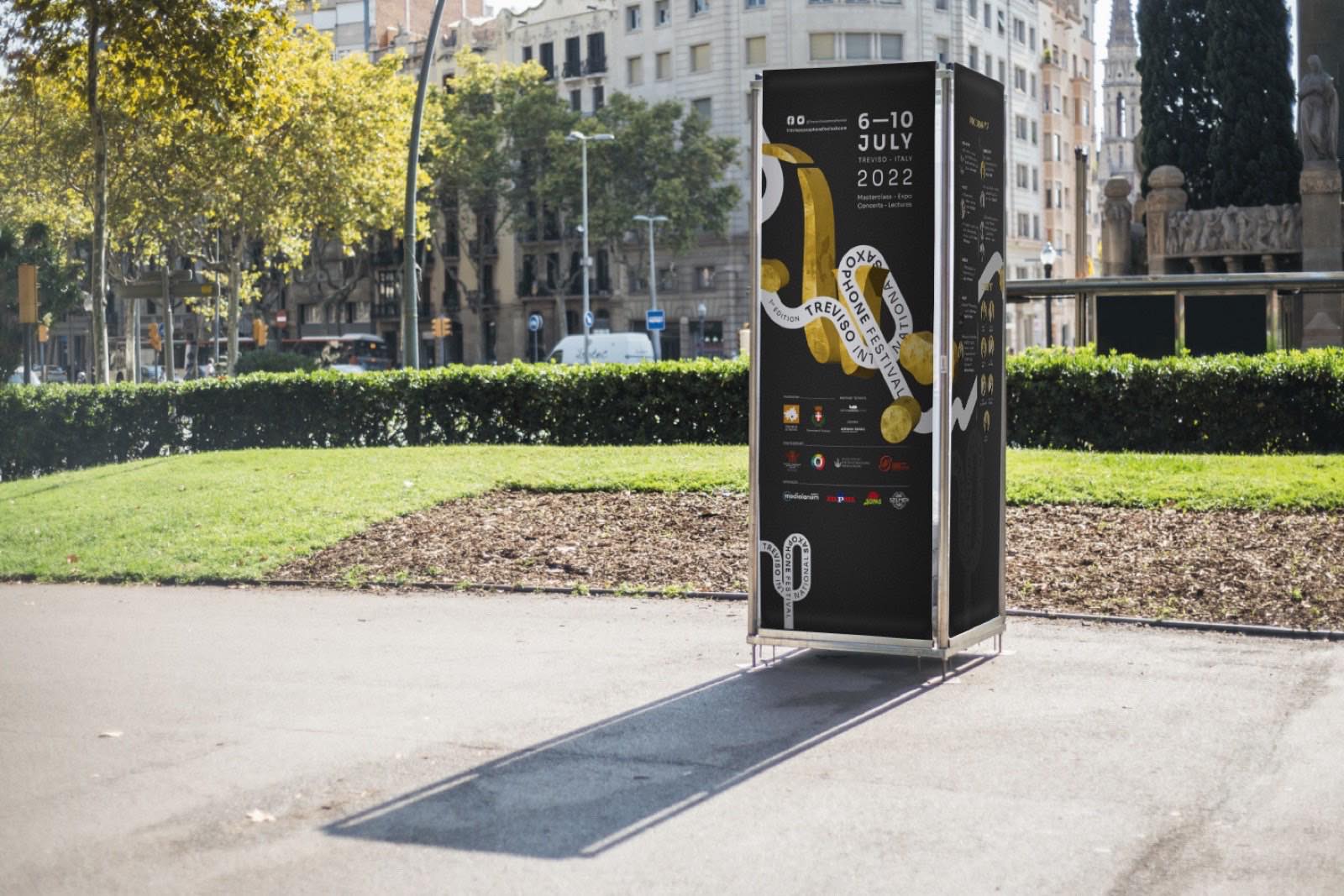 Totem del festival in un parco, con il visual e il programma 2022