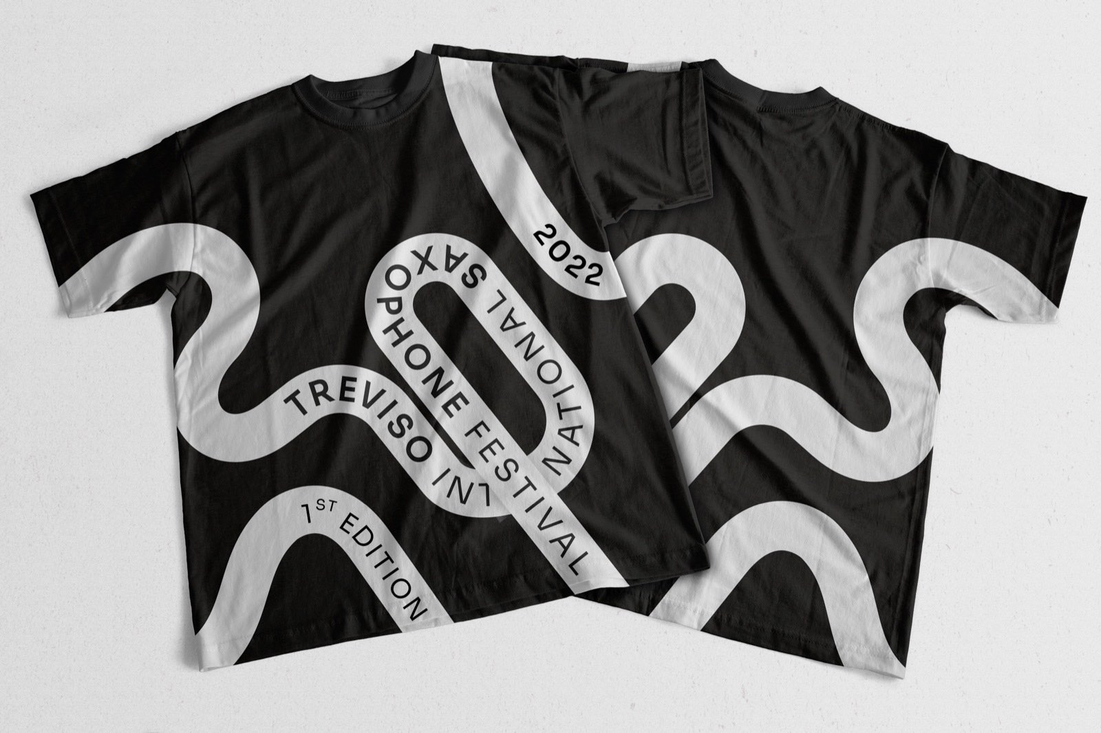 T-shirt nere con il nastro bianco, la scritta 1st edition e 2022